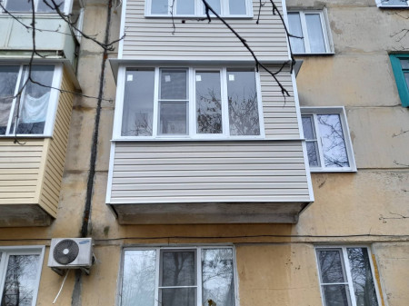теплое остекление балкона и отделка сайдингом